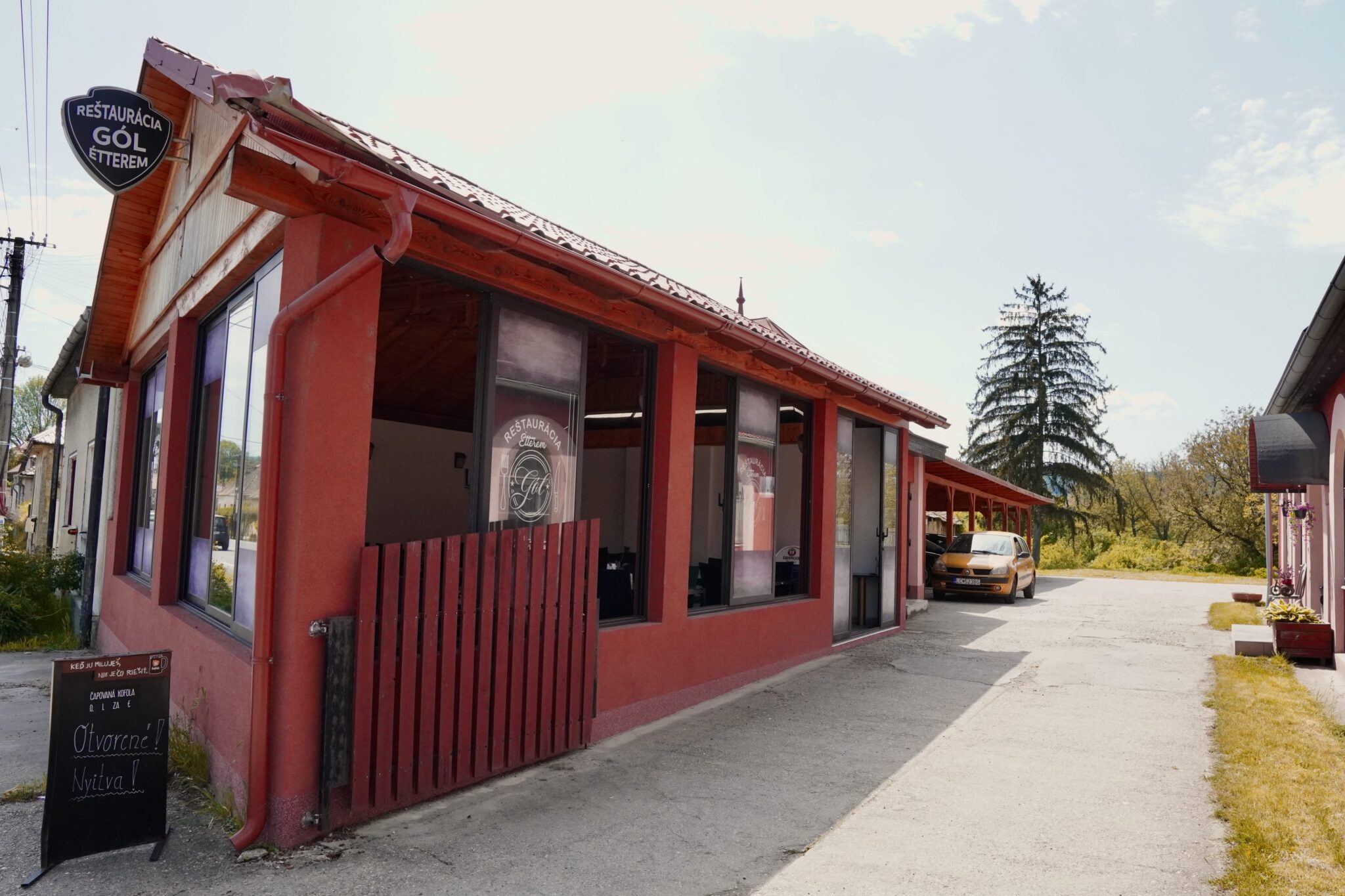 Exteriér krytej terasy a časť dvora s parkovaním Reštaurácie Gól